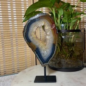 AGATE GEODE ON STAND